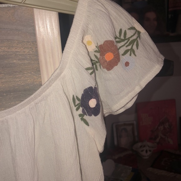 Embroidered White Cropped Top - small size - Picture 7 of 9